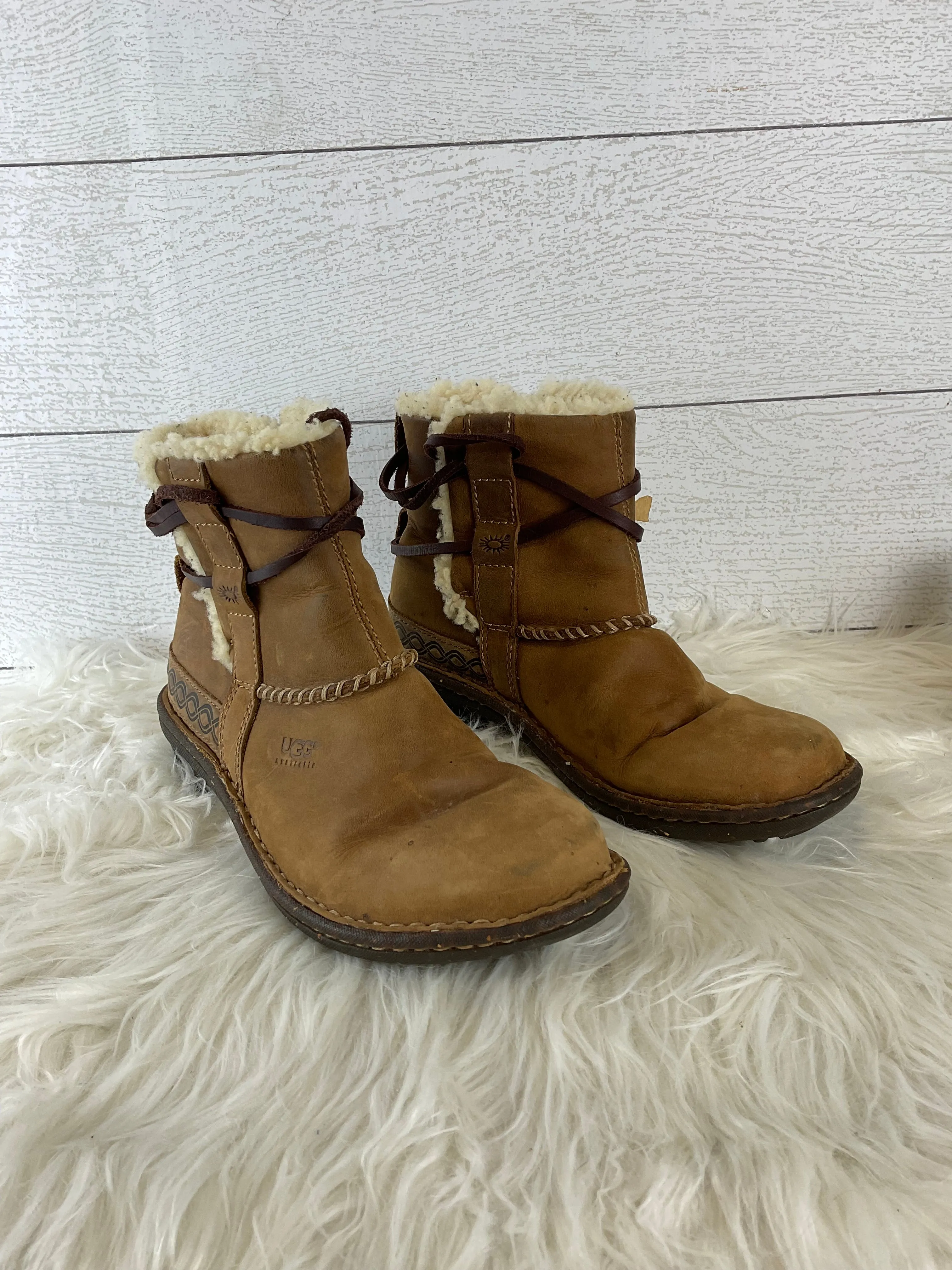 Boots Designer By Ugg  Size: 6