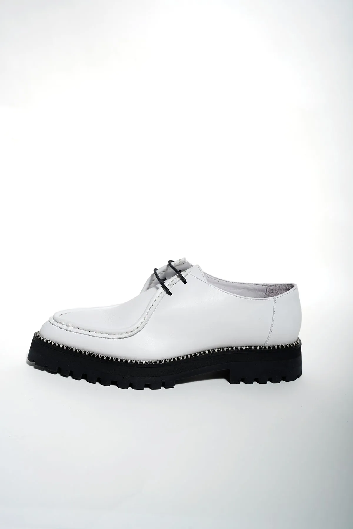 WHITE BROGUE W/ BLANKET STITCH